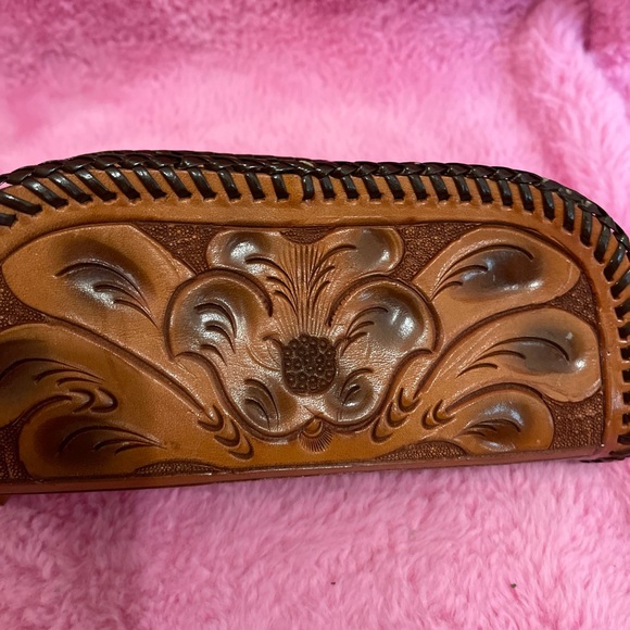 Vintage Antique Leather Hand Tooled Floral Pattern Zippered Purse Clutch - Picture 15 of 16